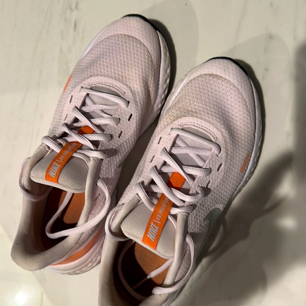 ⭐️Nike revolution 5 youth size 5